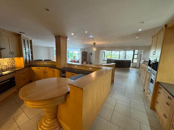6 Bedroom HouseWoodhill - View 4