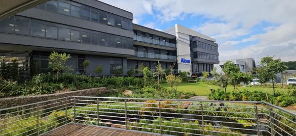 899  m² Commercial space