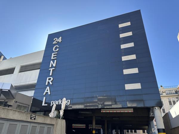 882  m² Commercial space