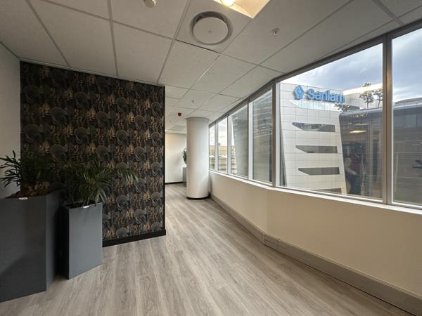 185  m² Commercial space