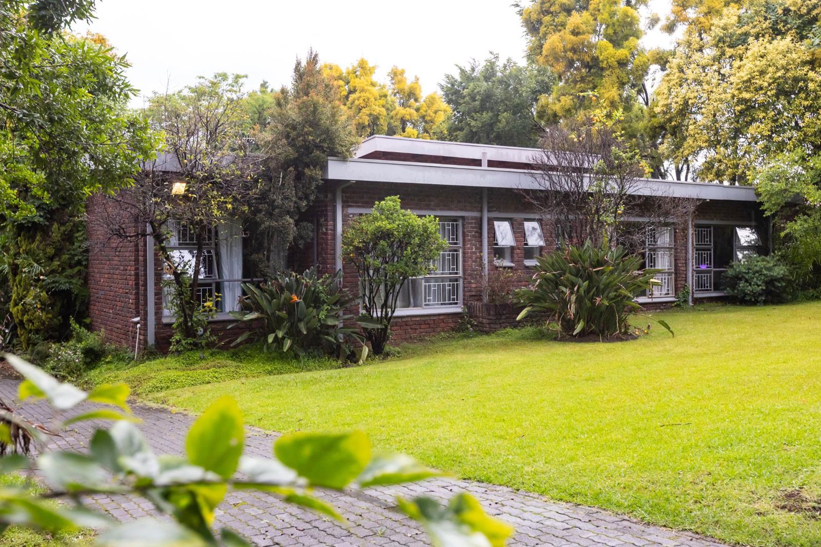 4 Bedroom House in Schuinshoogte