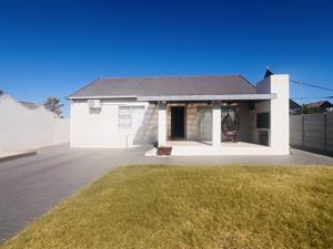 Garden Cottage in Country Club