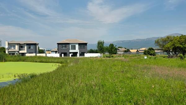 694 m² Land