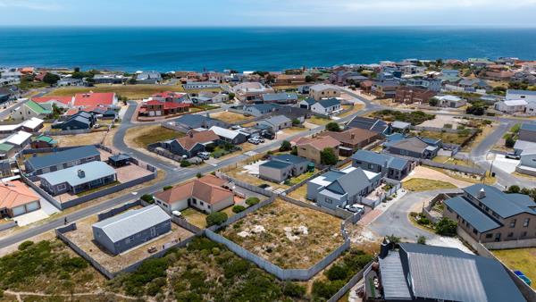596 m² Land