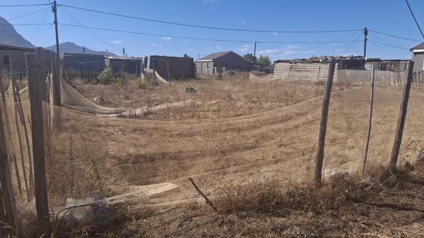 600 m² Land