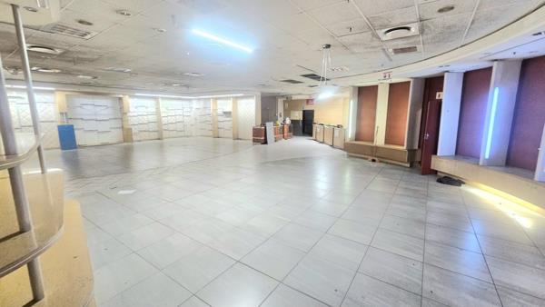 1 500  m² Retail Space