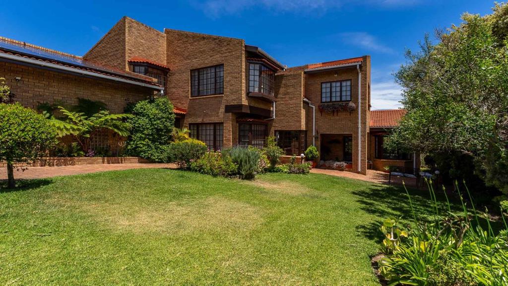 6 Bedroom House