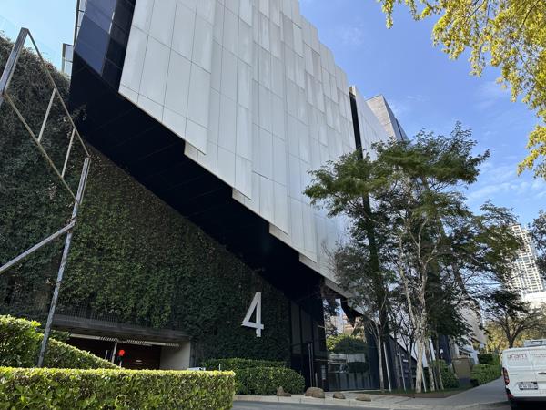 740  m² Commercial space