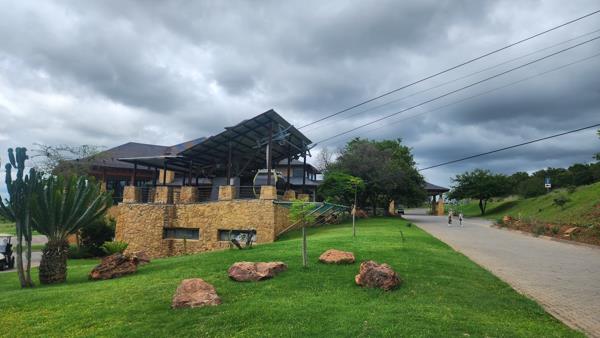 1 028 m² Land