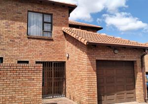 Duplex in Willow Park Manor