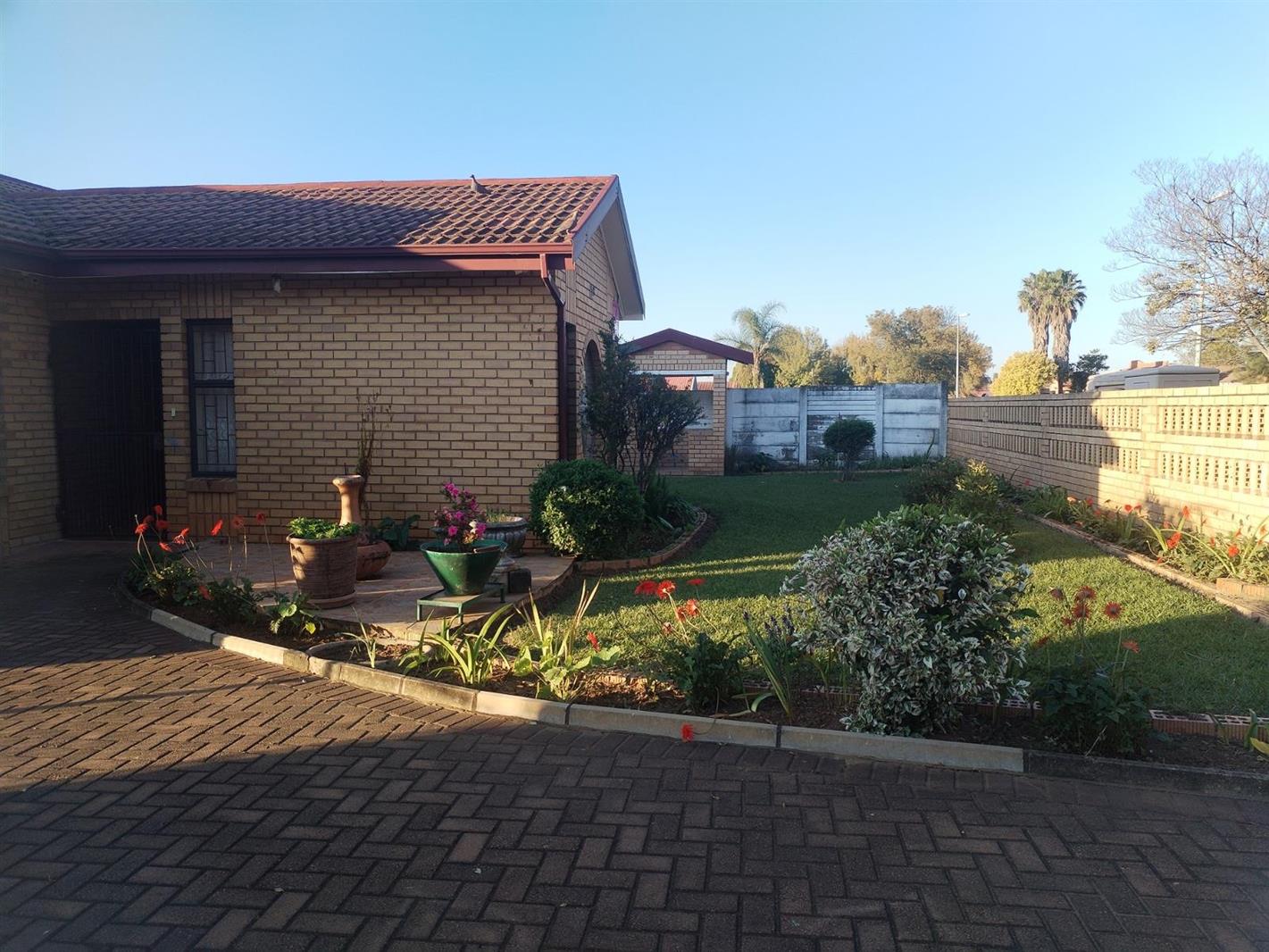 House in Lennoxton - View 4