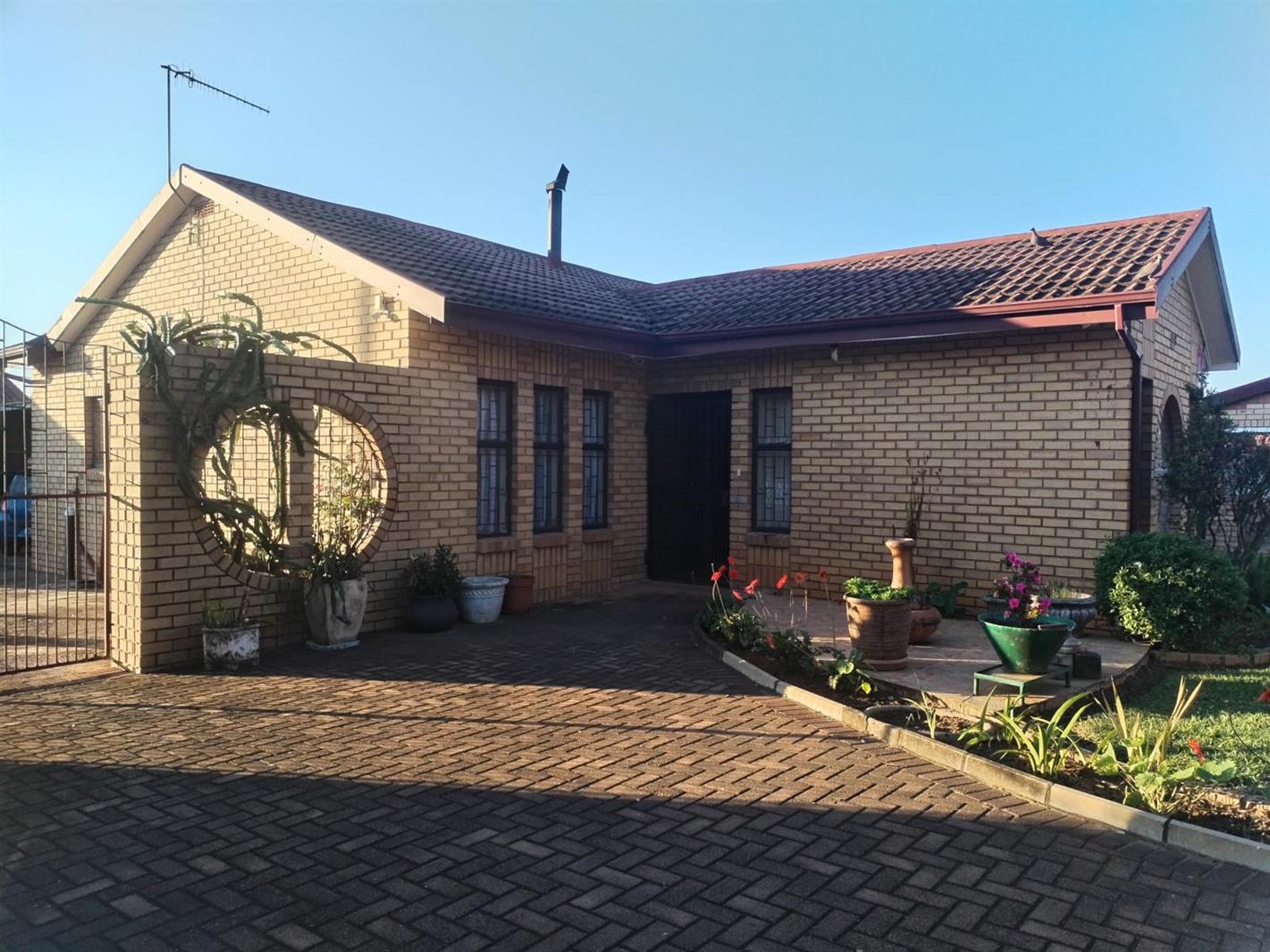 House in Lennoxton - View 2