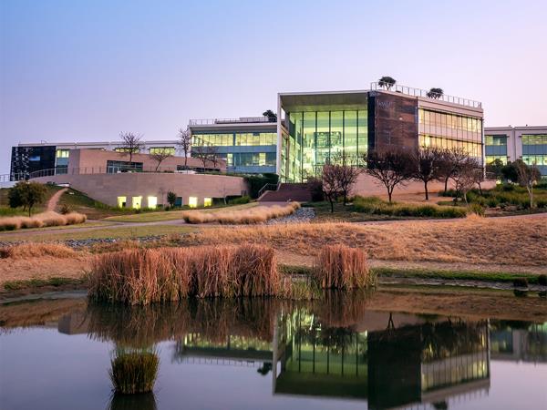 3 900  m² Commercial space