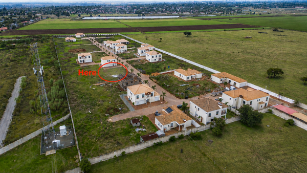 300 m² Land