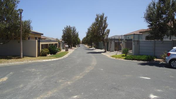 555 m² Land