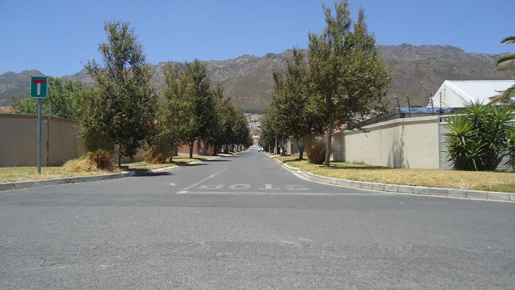 555 m² Land