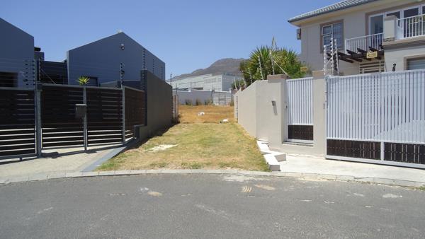 555 m² Land