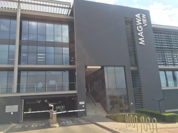 1 618  m² Commercial space