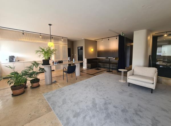 327  m² Commercial space