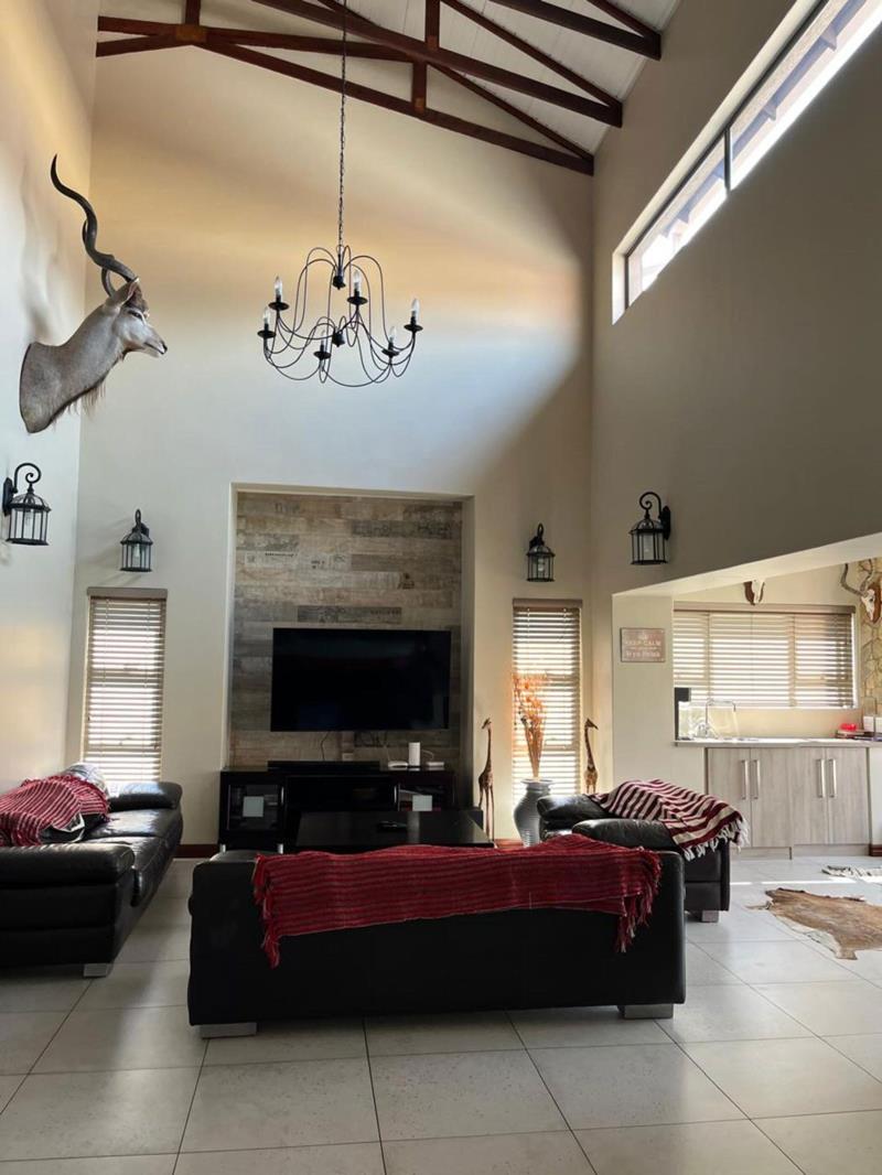 House in Emfuleni Golf Estate - More
