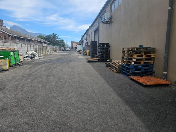 2 200  m² Industrial space
