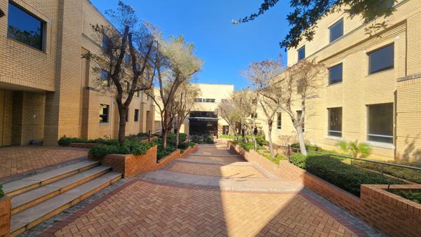 1 645  m² Commercial space