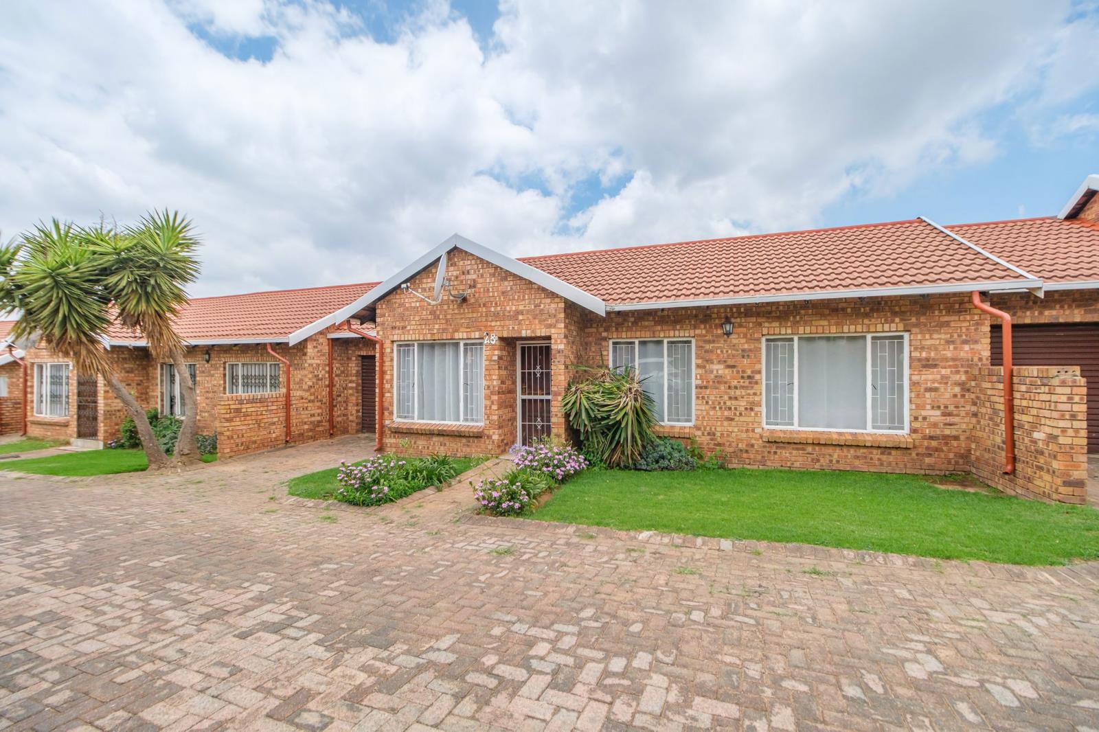 3 Bedroom Townhouse in Grobler Park