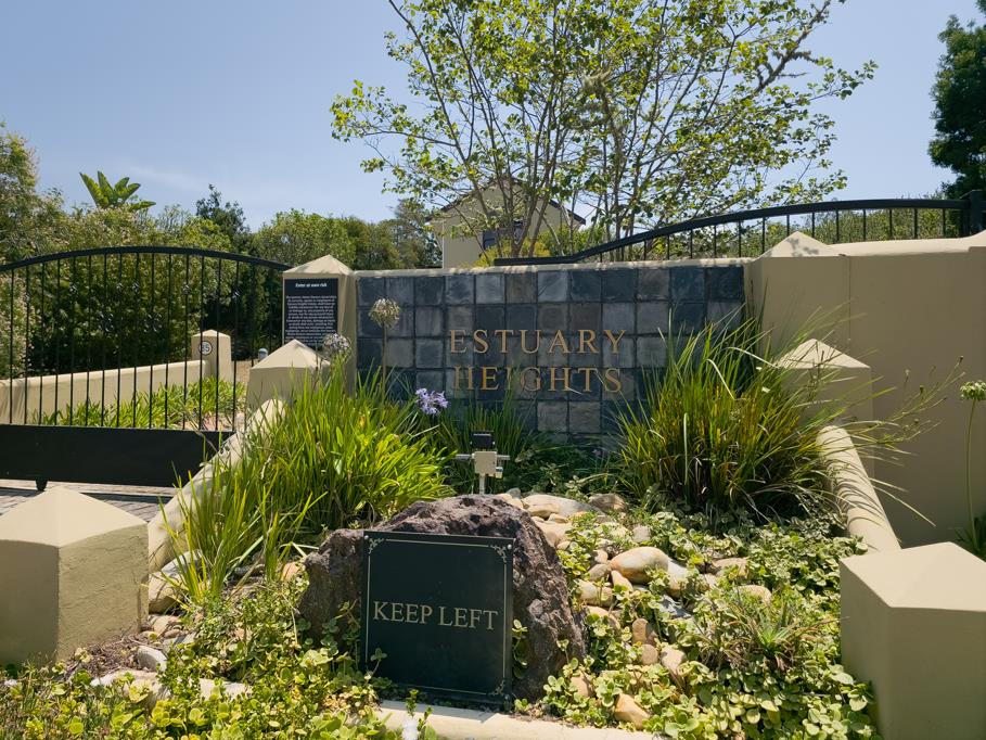 6 977 m² Land