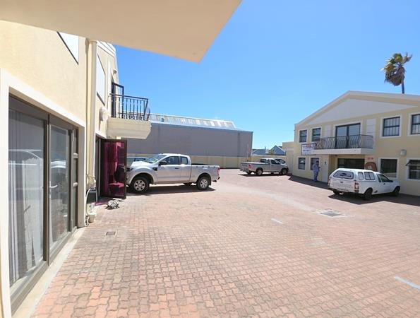 148  m² Commercial space