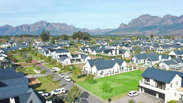 714 m² Land