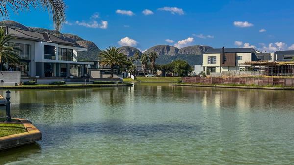 889 m² Land