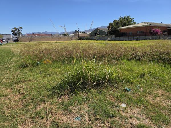 1 233 m² Land
