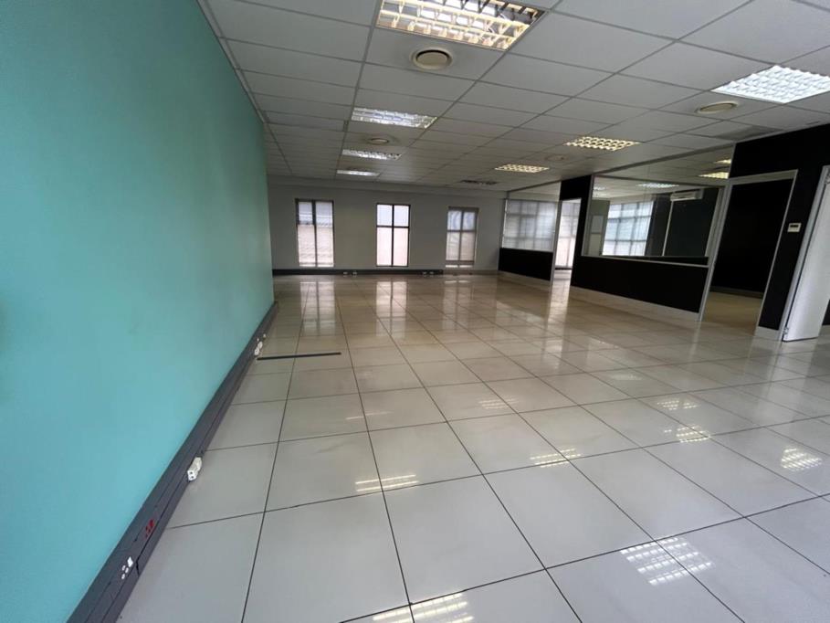 483  m² Commercial space