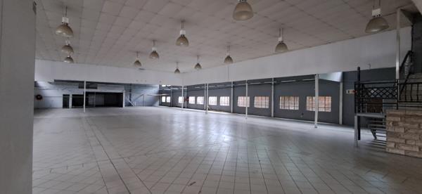 1 200  m² Retail Space