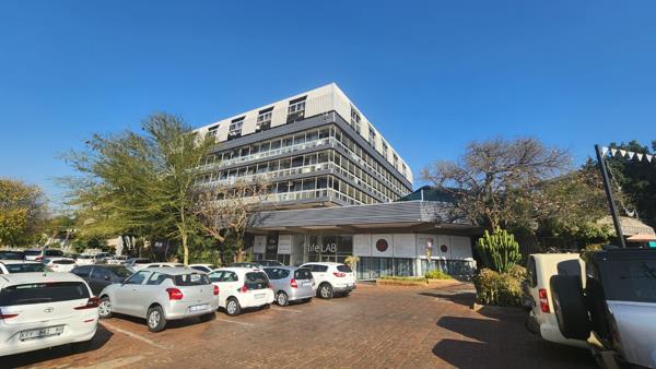 1 600  m² Commercial space
