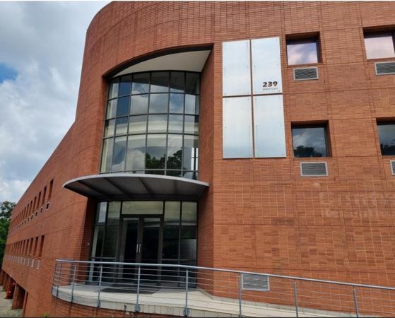 2 037  m² Commercial space