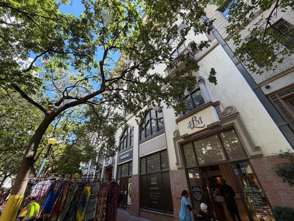 1 703  m² Retail Space