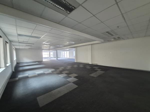 818  m² Commercial space