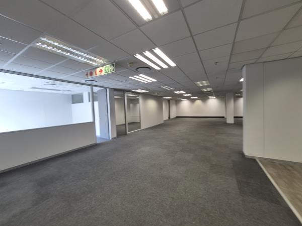 712  m² Commercial space