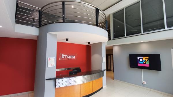 818  m² Commercial space