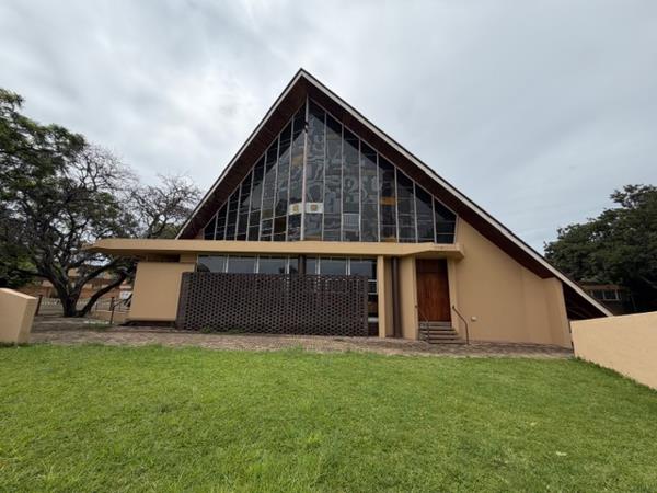 2 500  m² Commercial space