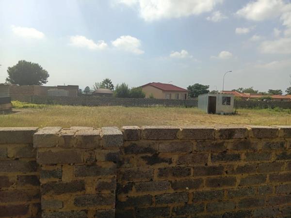 1 061 m² Land