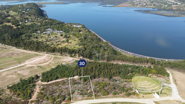 1 885 m² Land