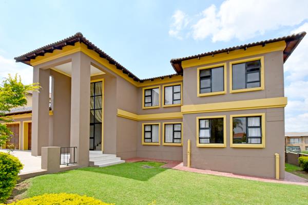 8 Bedroom HouseBlue Valley Golf Estate - View 4