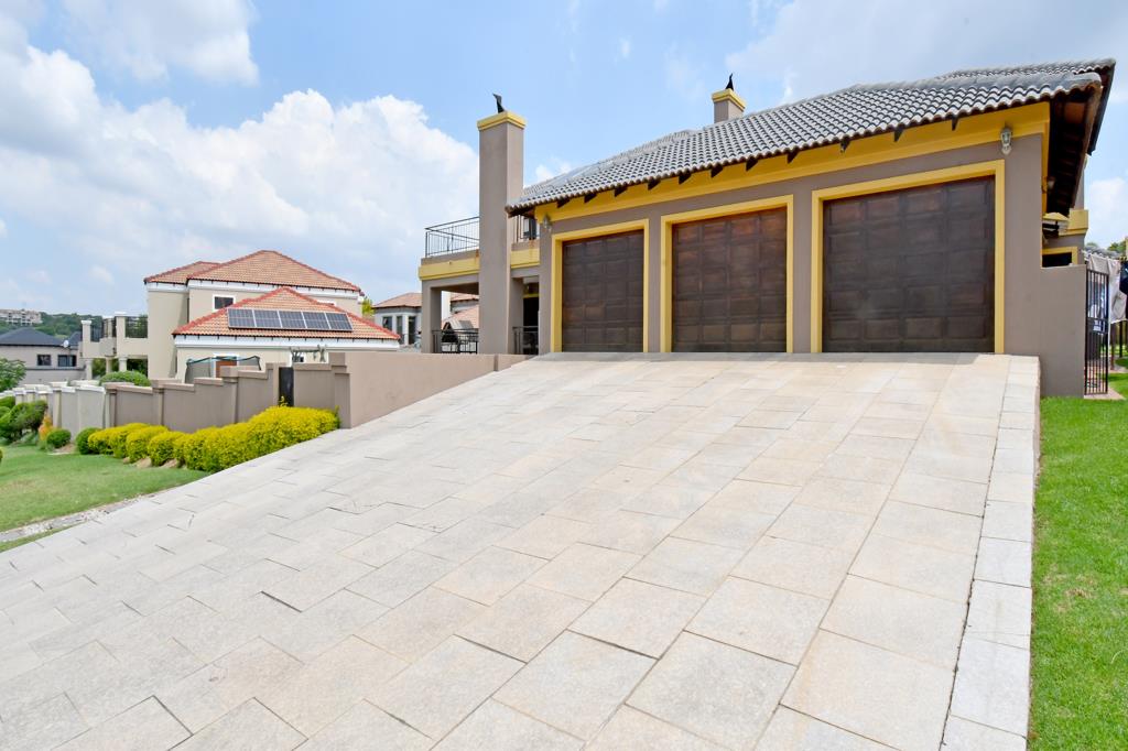8 Bedroom HouseBlue Valley Golf Estate - View 3