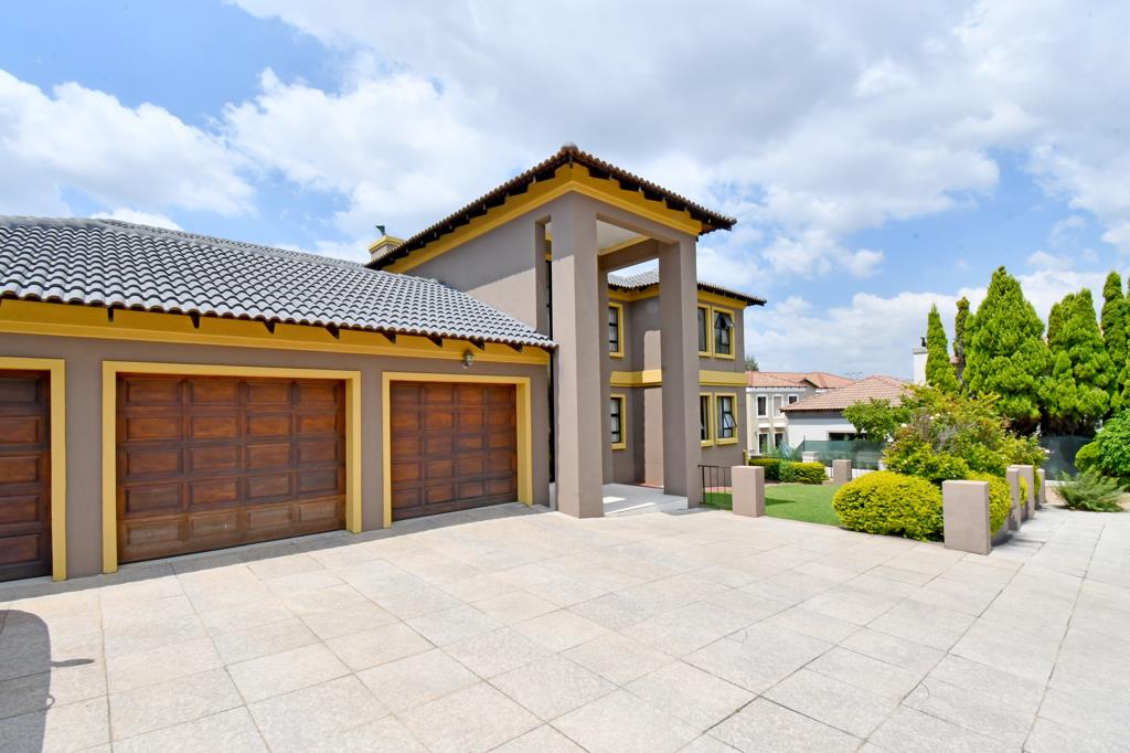8 Bedroom HouseBlue Valley Golf Estate - View 2