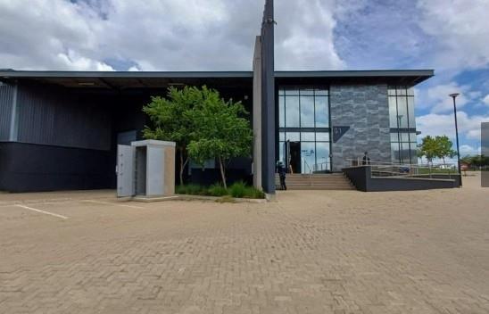 1 100  m² Commercial space