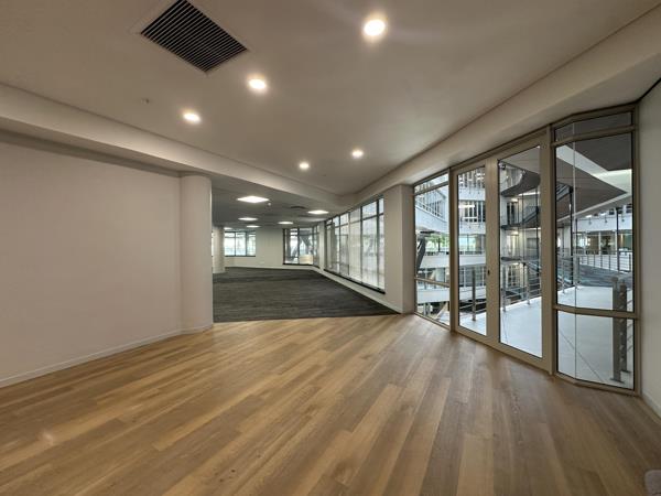 736  m² Commercial space