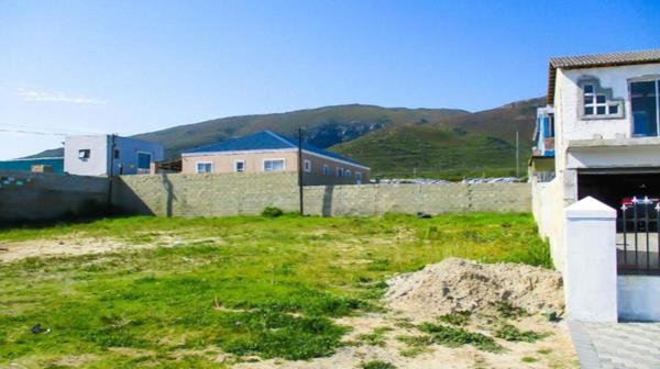 350 m² Land