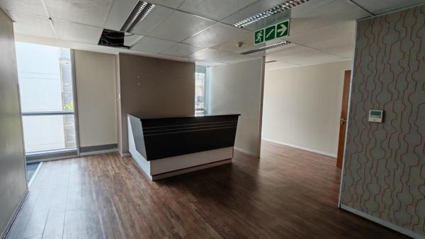 896  m² Office Space